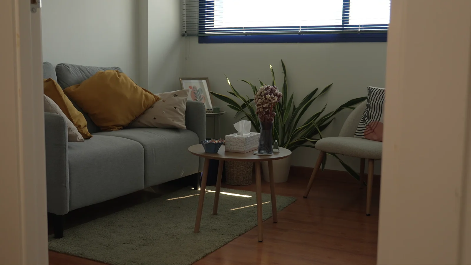 Sala de consulta con luz natural del centro